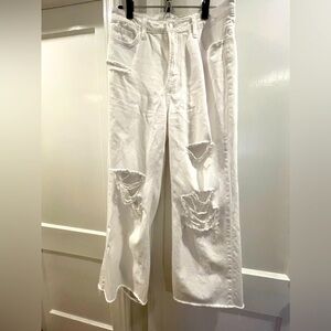 Vervet Women’s White Wide leg distressed Jeans with raw hem. Size 29
